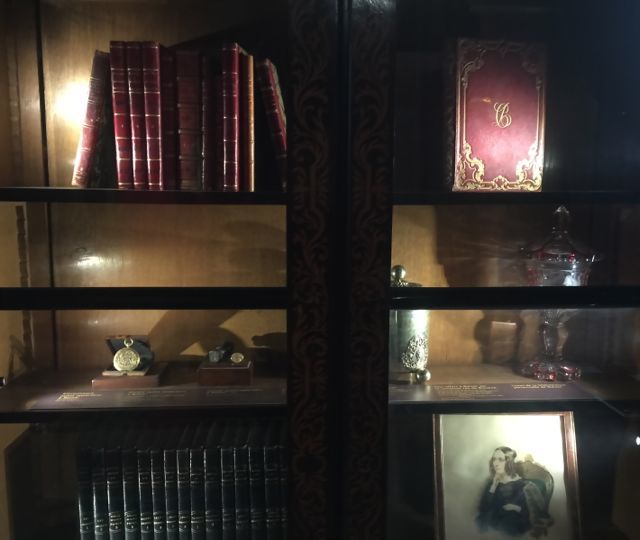 Imagine to own one of the books inside this cabinet...I'd probably have to peddle both my good kidneys on the Chinese black market
